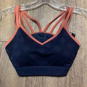 Women’s seamless strapped bra